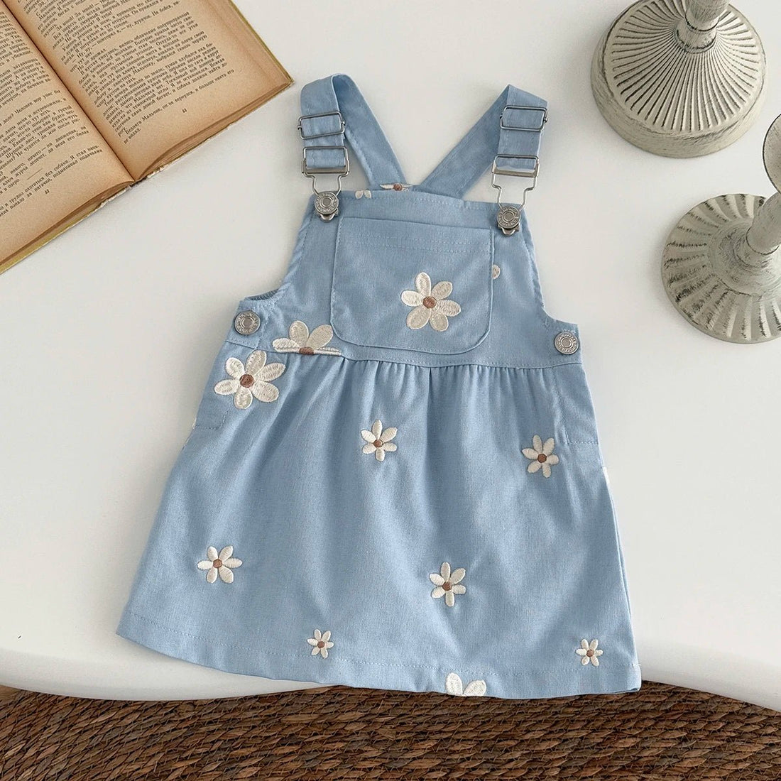 Blumenliebe – Zartes Trägerkleid mit Stickereien in Himmelblau