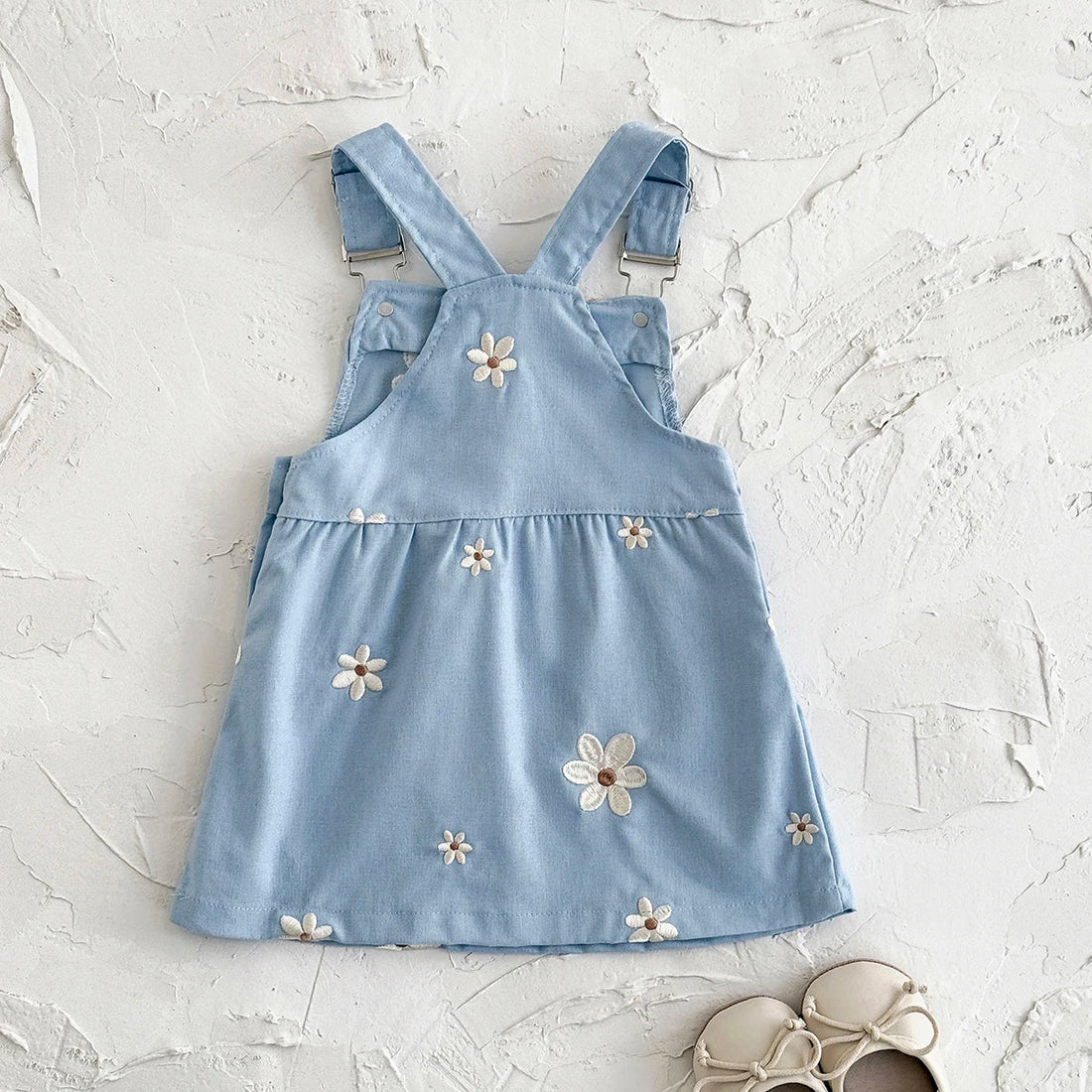Blumenliebe – Zartes Trägerkleid mit Stickereien in Himmelblau