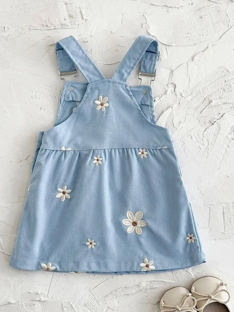 Blumenliebe – Zartes Trägerkleid mit Stickereien in Himmelblau