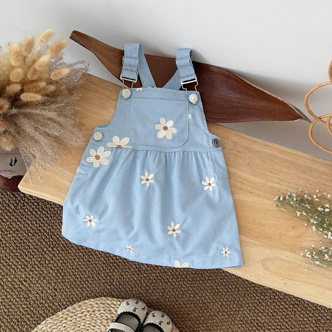 Blumenliebe – Zartes Trägerkleid mit Stickereien in Himmelblau