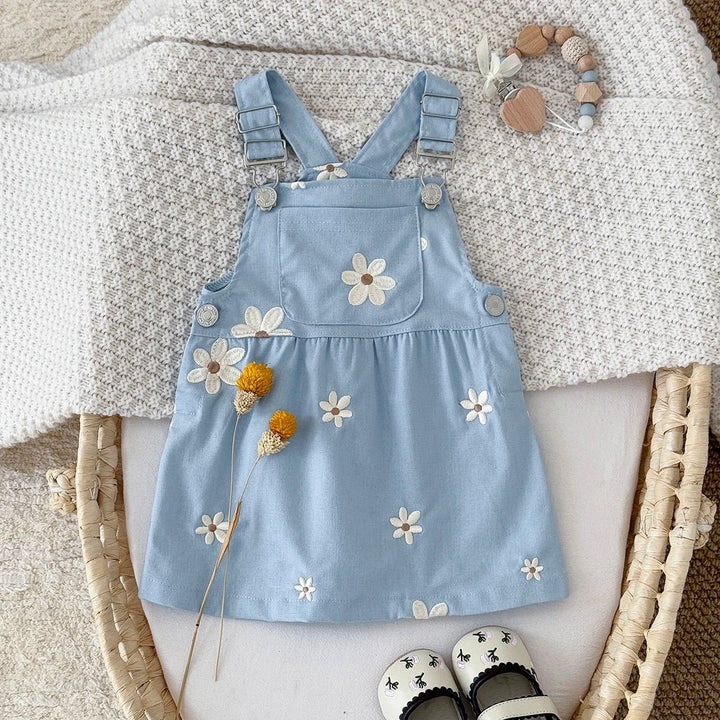 Blumenliebe – Zartes Trägerkleid mit Stickereien in Himmelblau