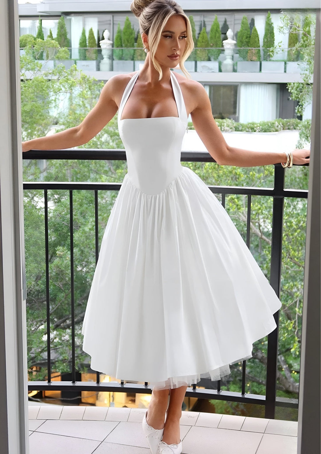 Elegantes weißes Midikleid mit Halterneck