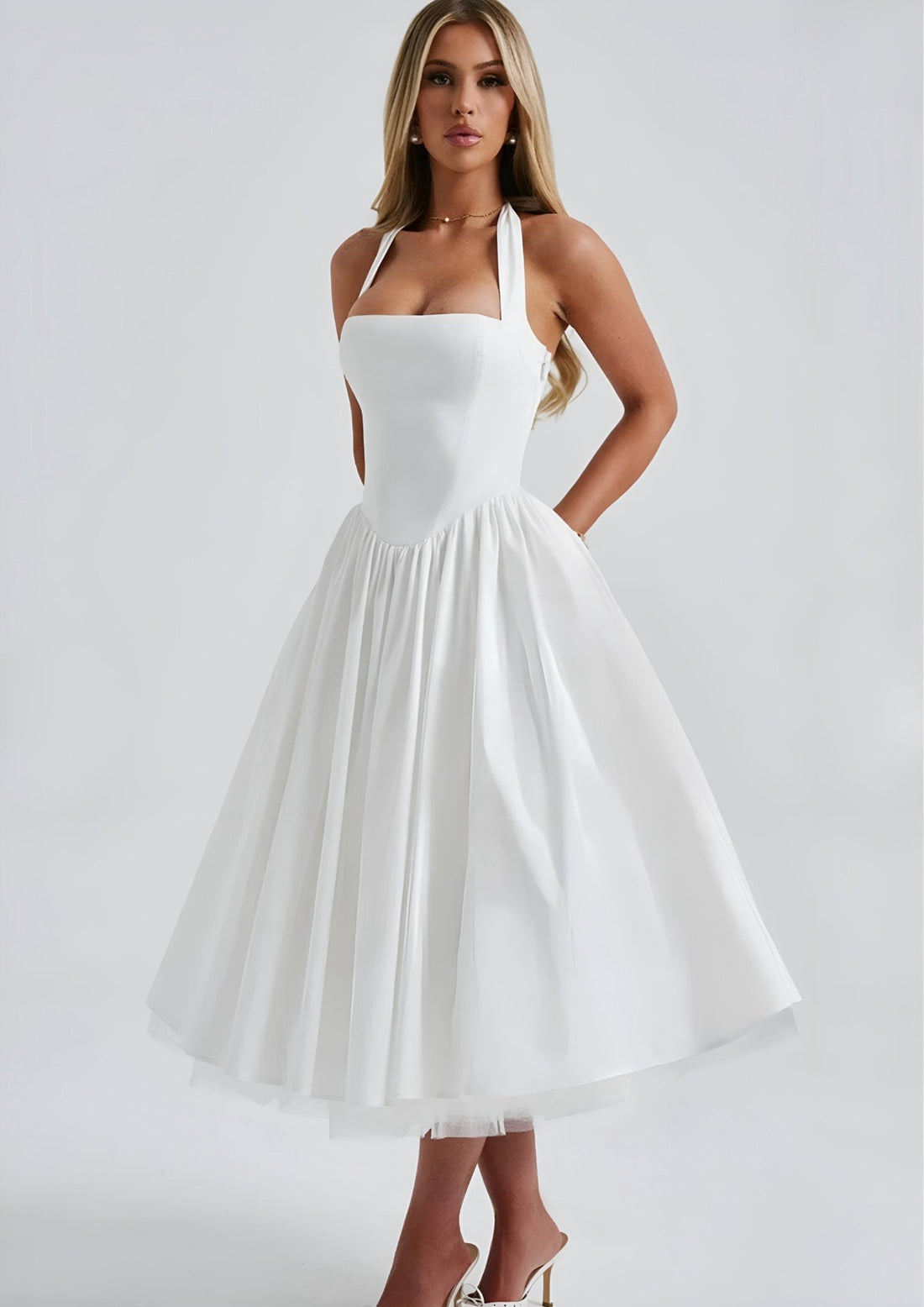 Elegantes weißes Midikleid mit Halterneck