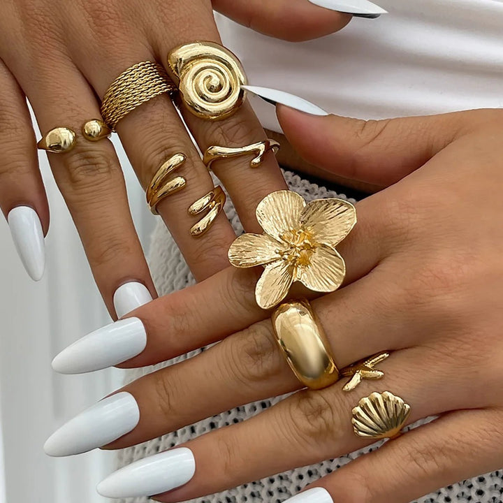 Goldene Ringe im Set – 8-teilig | Handveredelter Statement-Schmuck für unvergessliche Momente