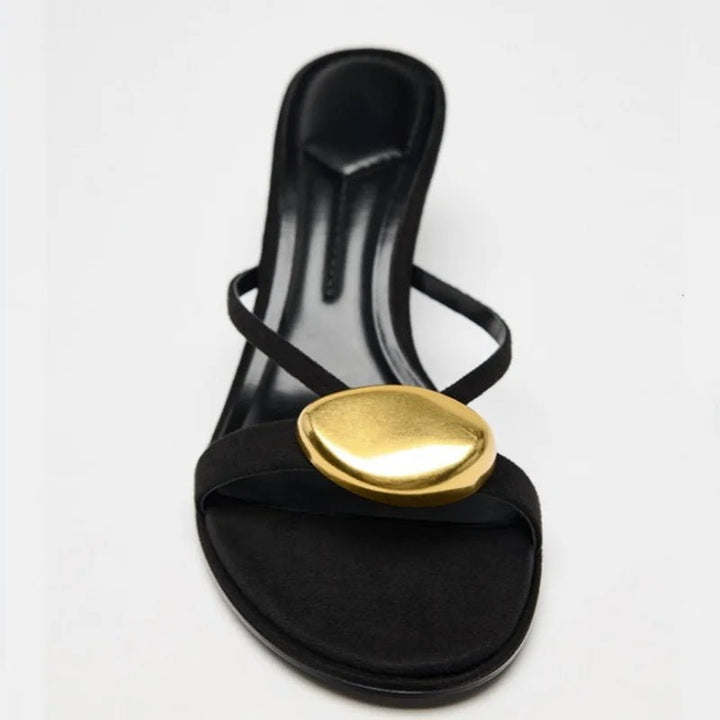 Schwarze Sandalette mit goldener Zierapplikation