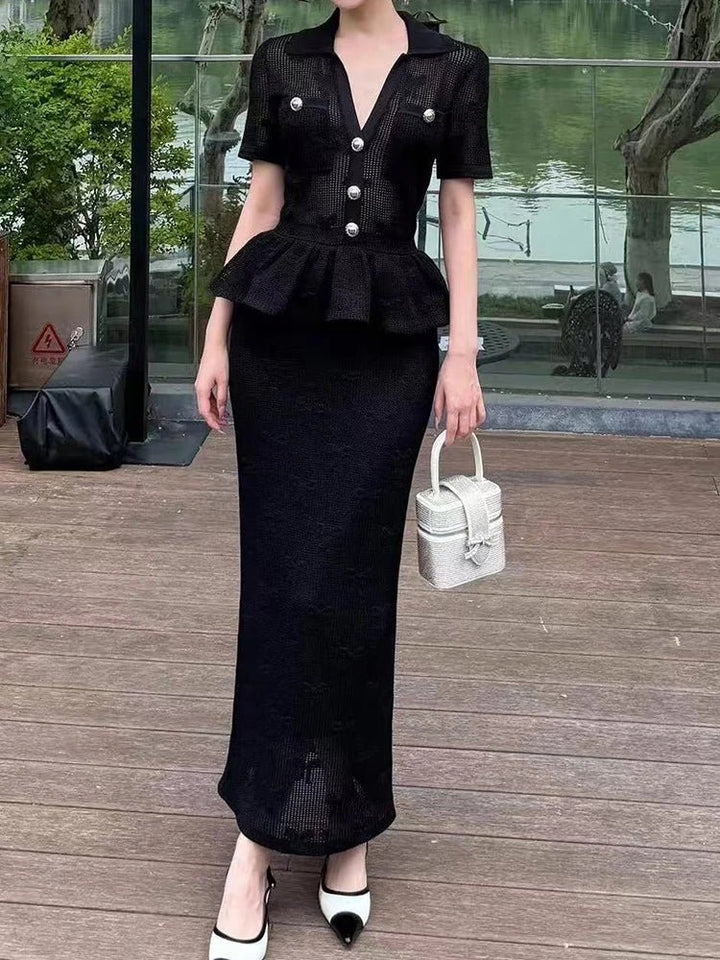 Schwarzes Strickkleid mit Knöpfen – Midikleid mit Volant & V-Ausschnitt