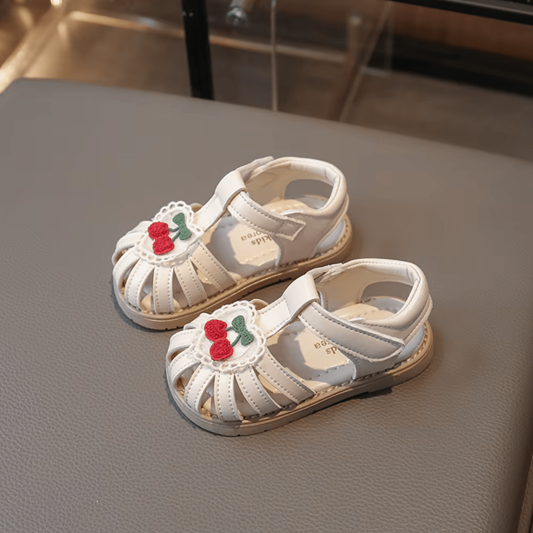 Sommersandalen mit Kirschen Motiv für kleine Kinder