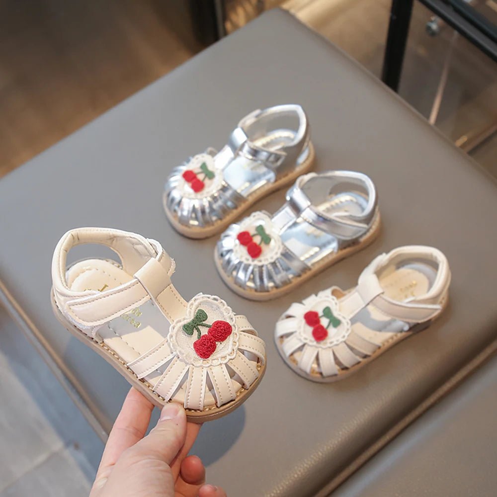 Sommersandalen mit Kirschen Motiv für kleine Kinder