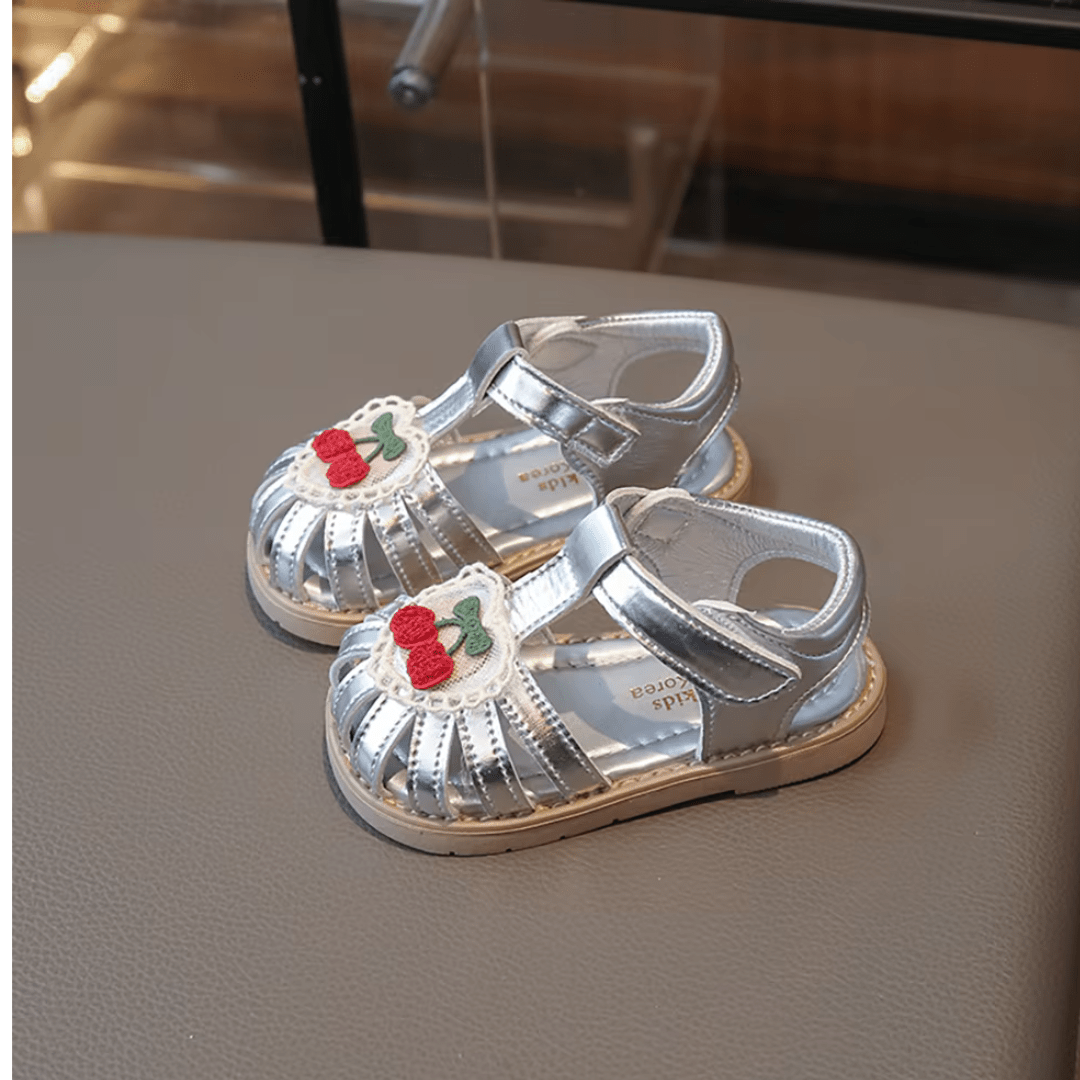 Sommersandalen mit Kirschen Motiv für kleine Kinder