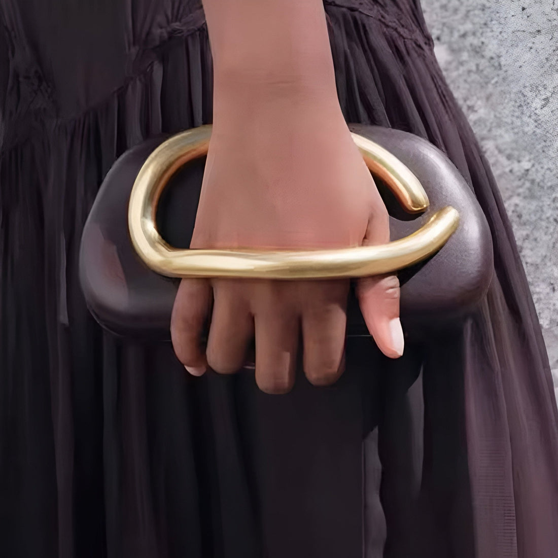 Statement-Clutch mit goldener Griffform