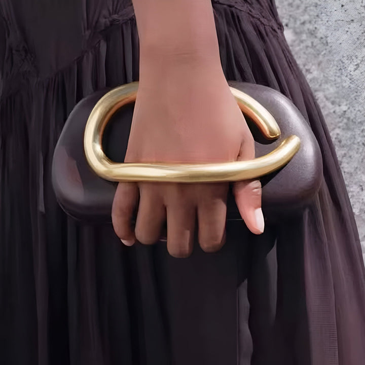 Statement-Clutch mit goldener Griffform