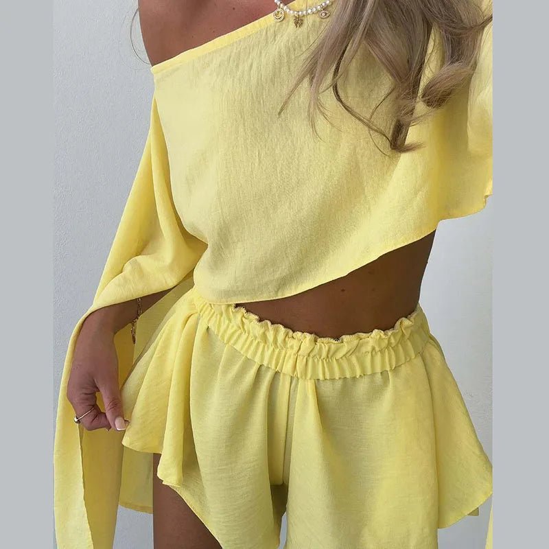 Zweiteiliges Mini-Set mit Faltenrock und One-Shoulder-Top - Urban Romance